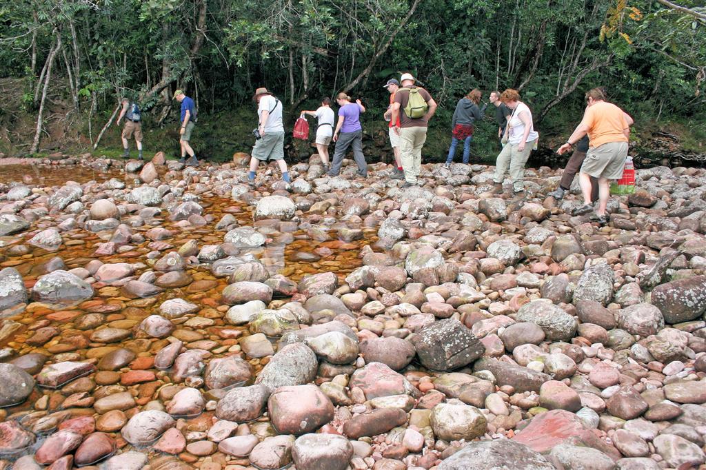 CANAIMA NATIONAAL PARK - groepsleden en Carlos onderweg naar uitzichtpunt op de Angel Falls waterval (hoogste vrij waterval ter wereld bijna 1km hoog)