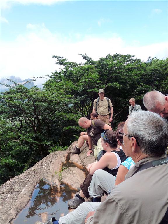 CANAIMA NATIONAAL PARK - groepsleden en Carlos bij uitzichtpunt op de Angel Falls waterval (hoogste vrij waterval ter wereld bijna 1km hoog)