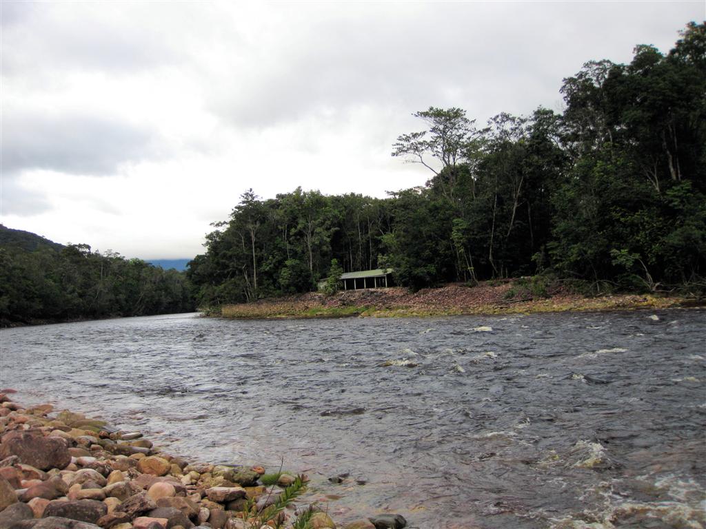 CANAIMA NATIONAAL PARK - aan de overkant van de rivier ligt ons kamp met hangmatten