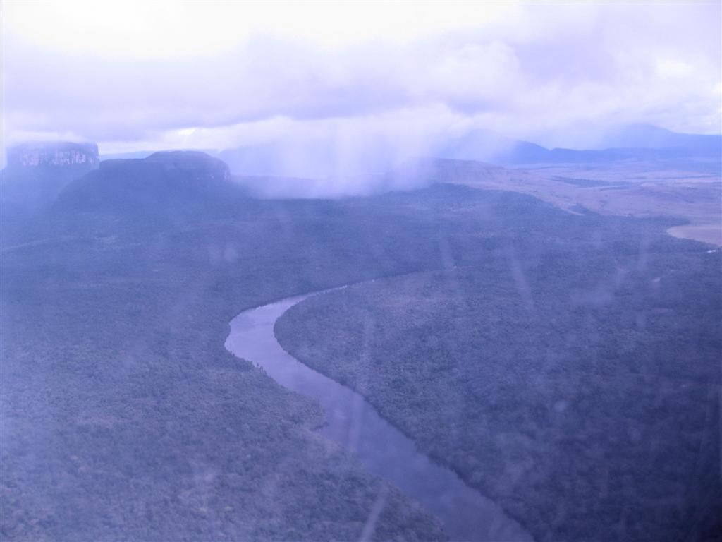 CANAIMA NATIONAAL PARK -> CIUDAD BOLIVAR - uitzicht vanuit vliegtuig