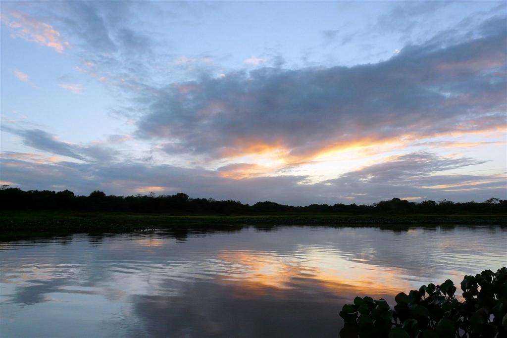 ORINOCO DELTA - zonsondergang tijdens onze boottocht
