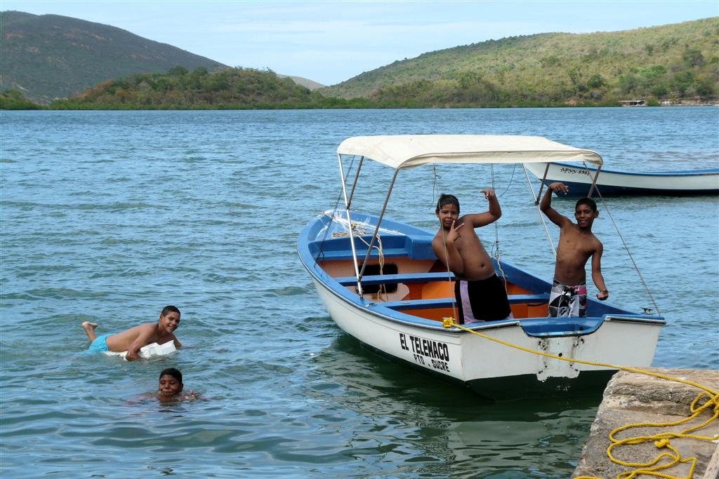 MOCHIMA - kinderen aan het zwemmen vanaf een boot