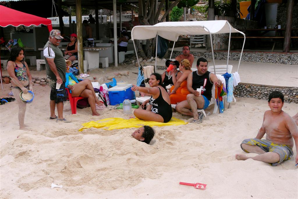 MOCHIMA - kinderen hebben hun moeder ingegraven op het strand