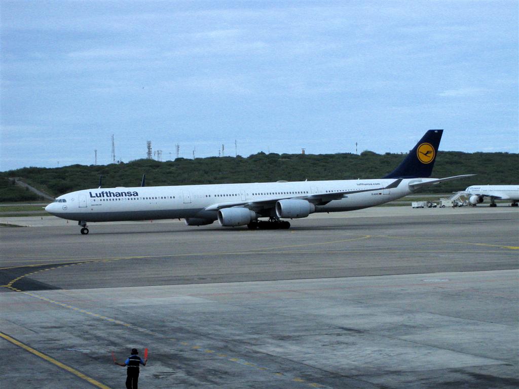 CARACAS - de Airbus A340-600 van Lufthansa die ons naar Frankfurt brengt komt aan taxiën