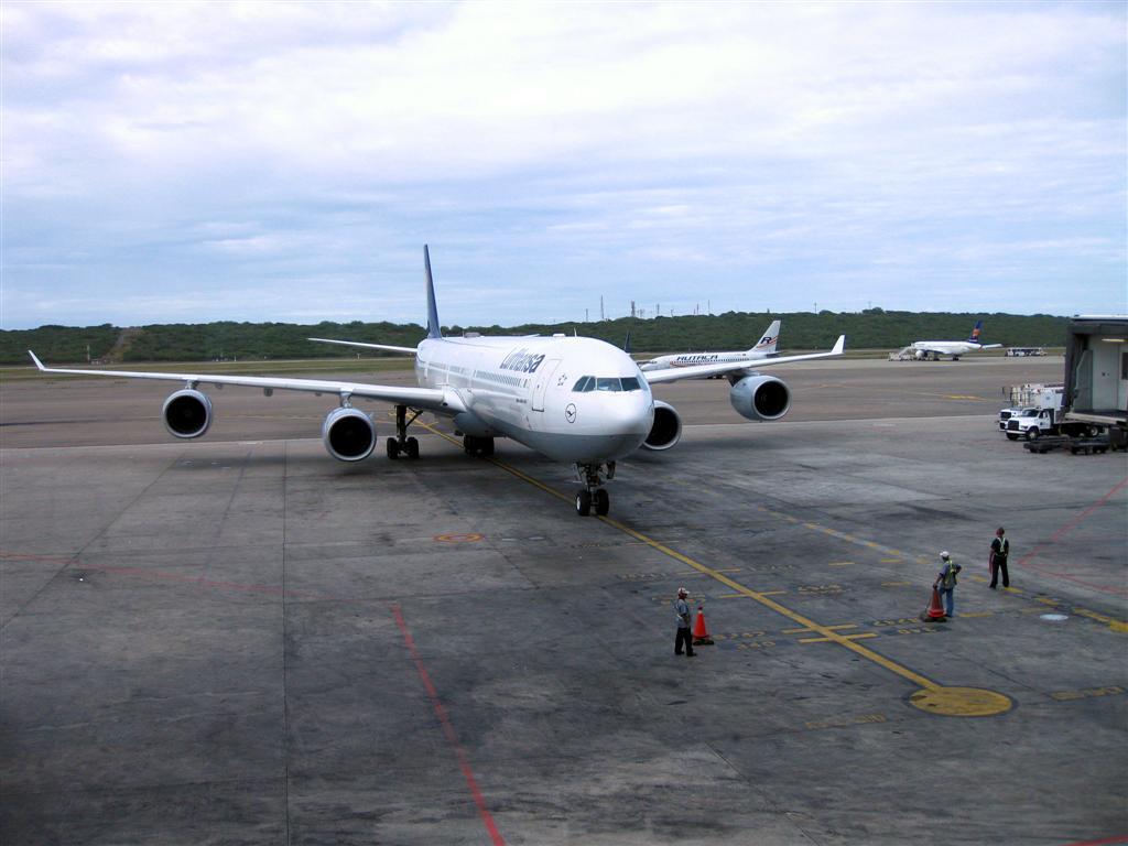 CARACAS - de Airbus A340-600 van Lufthansa die ons naar Frankfurt brengt komt aan taxiën