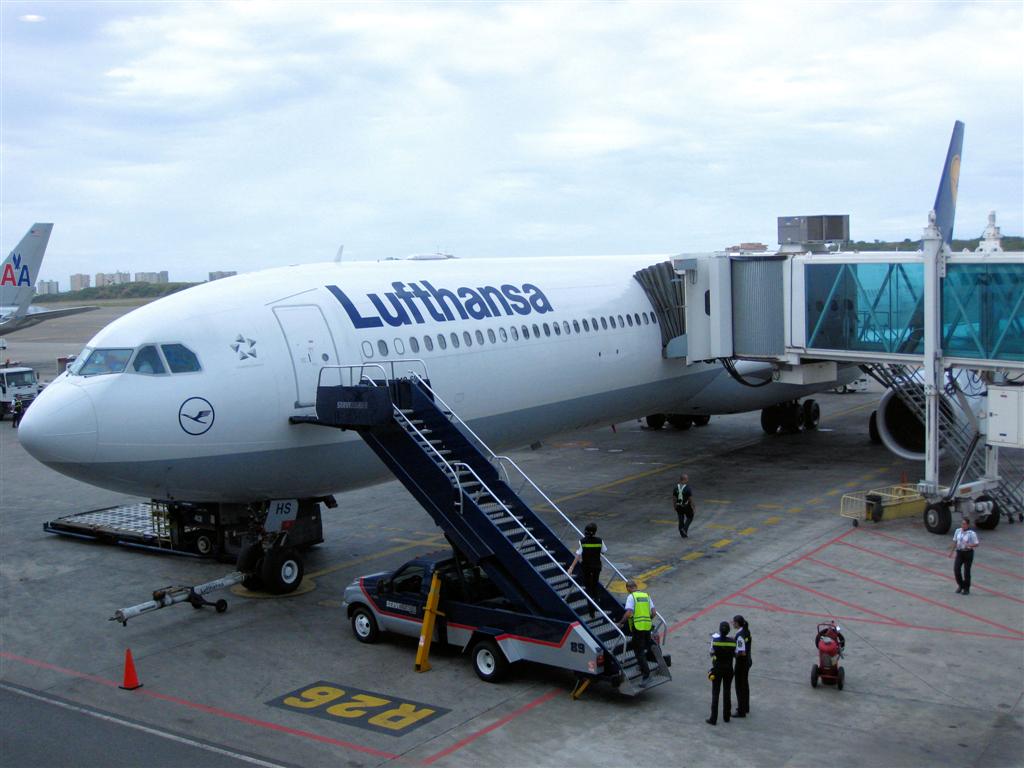 CARACAS - de Airbus A340-600 van Lufthansa die ons naar Frankfurt brengt staat bij de gate