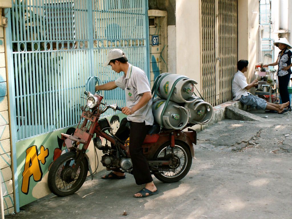 SAIGON - een brommer met gasflessen