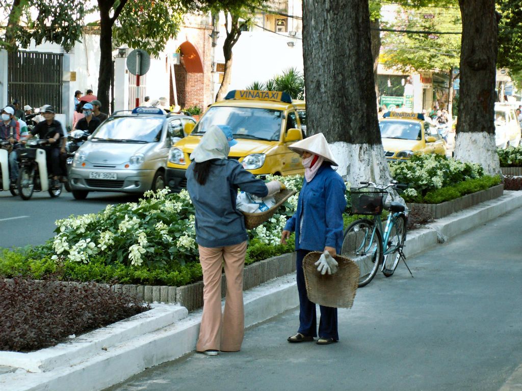 SAIGON - twee vrouwen in een straat