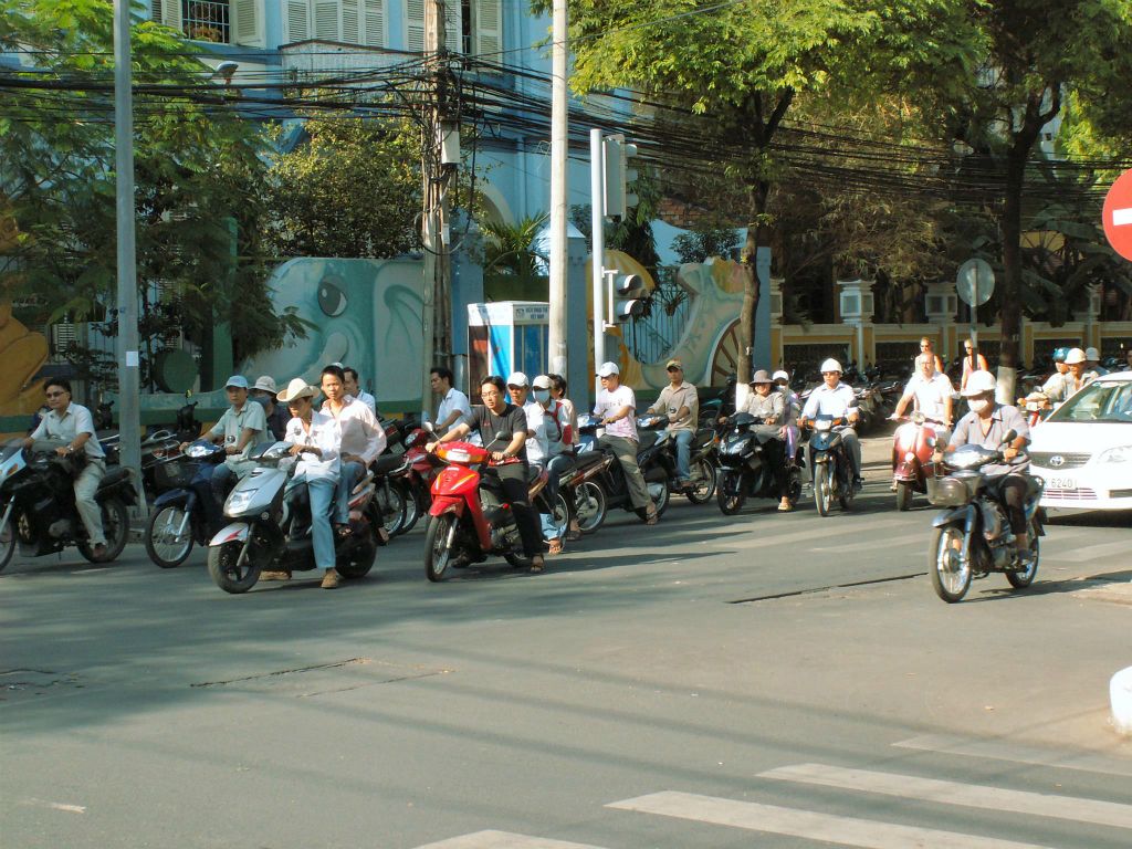 SAIGON - vele brommers op straat