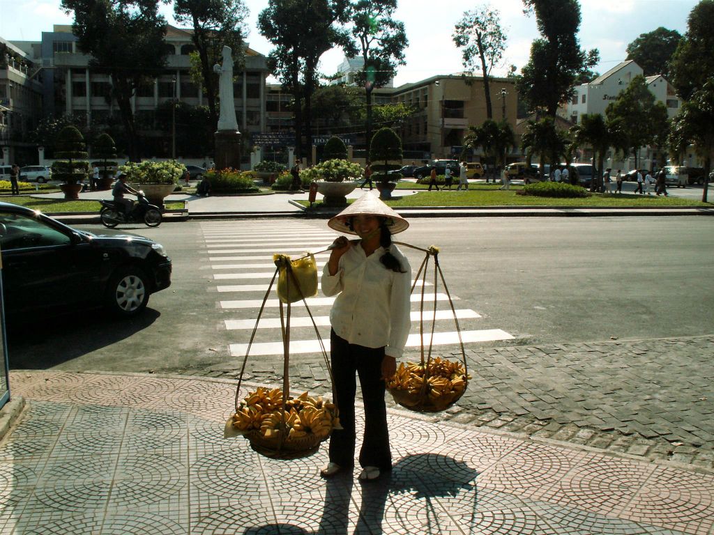SAIGON - een bananenverkoopster op straat
