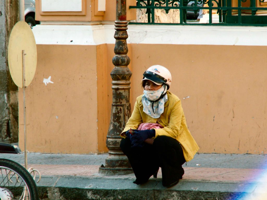 SAIGON - een vrouw op straat