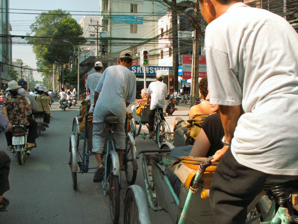 SAIGON - de groep onderweg met riksja's