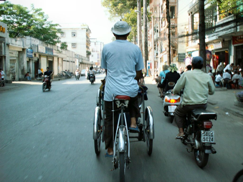 SAIGON - de groep onderweg met riksja's