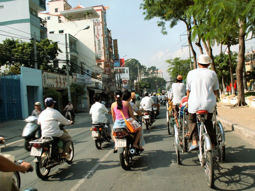 SAIGON - de groep onderweg met riksja's