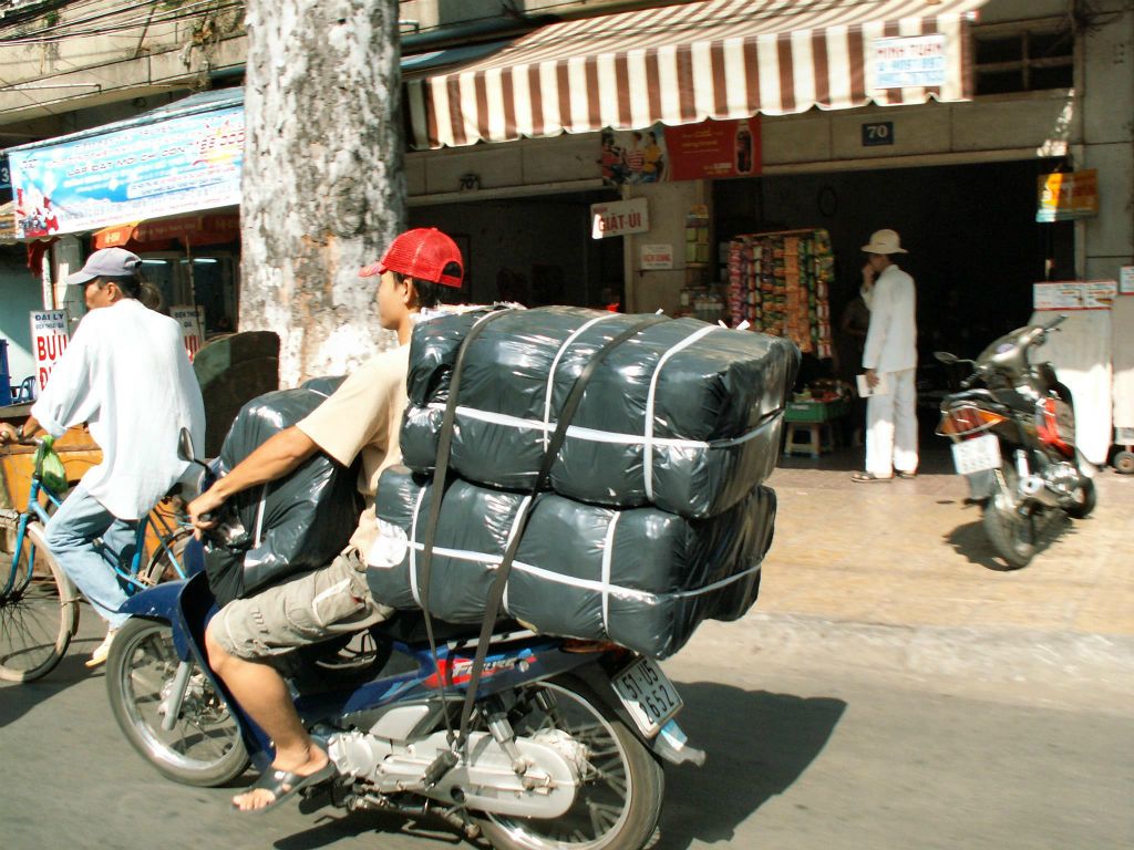SAIGON - een volbeladen brommer