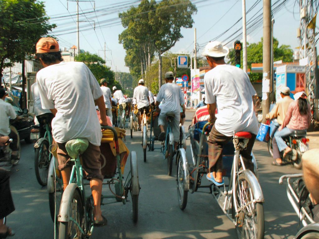 SAIGON - de groep onderweg met riksja's