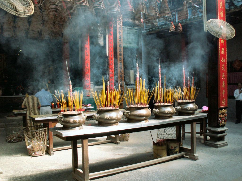 SAIGON - wierook bij een Chinese tempel