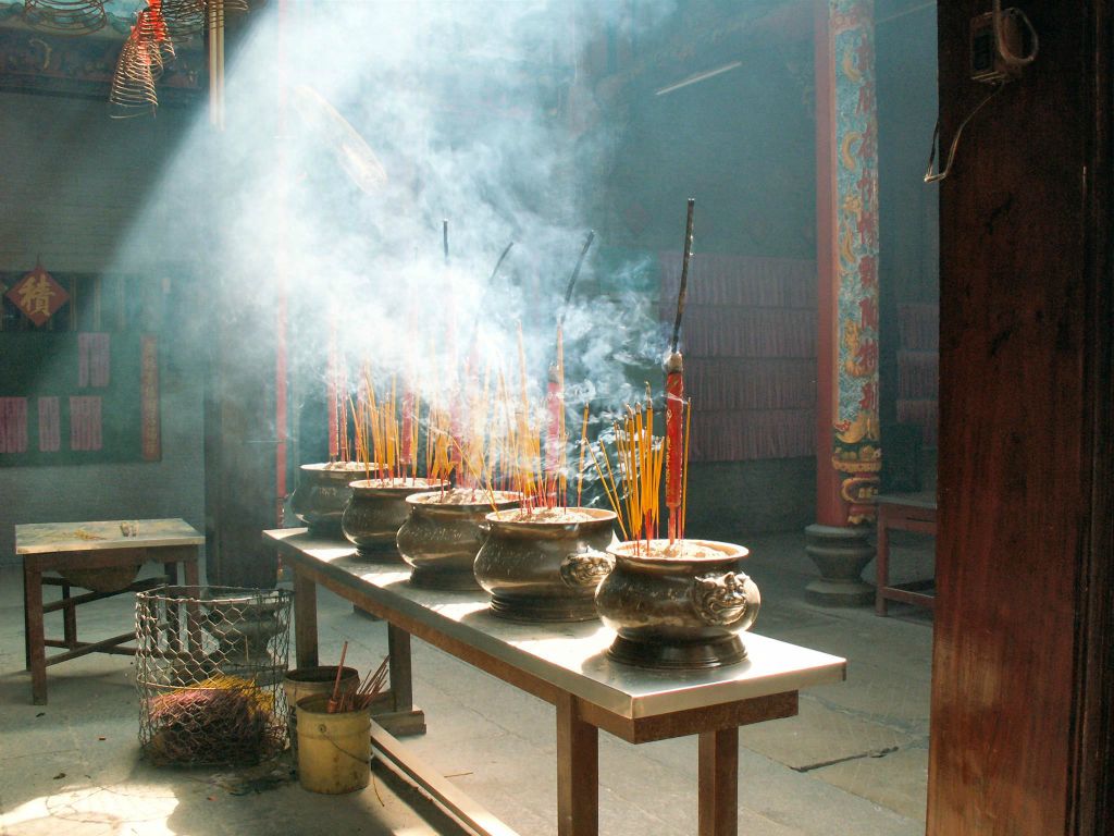 SAIGON - wierook bij een Chinese tempel
