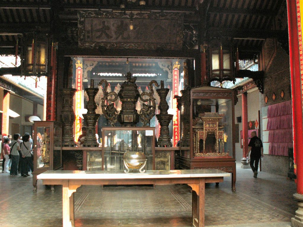SAIGON - binnen in een Chinese tempel