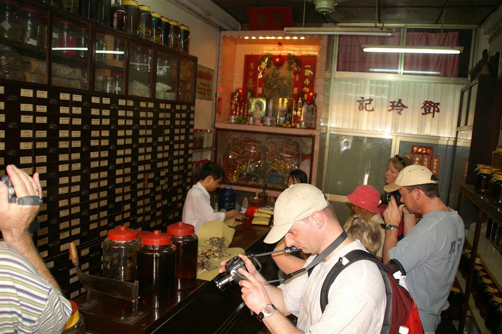 SAIGON - binnen in een Chinese winkel