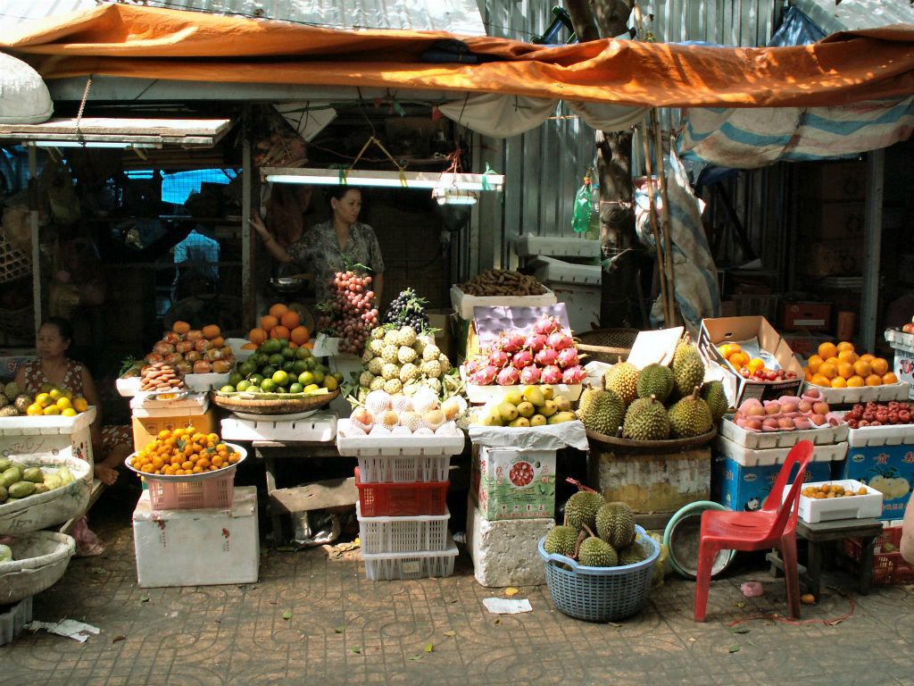 SAIGON - een fruitkraam op de Ben Tay markt