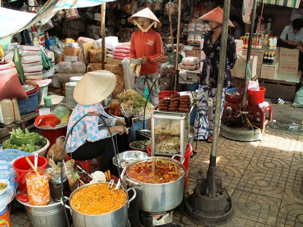 SAIGON - een eetkraam op de Ben Tay markt