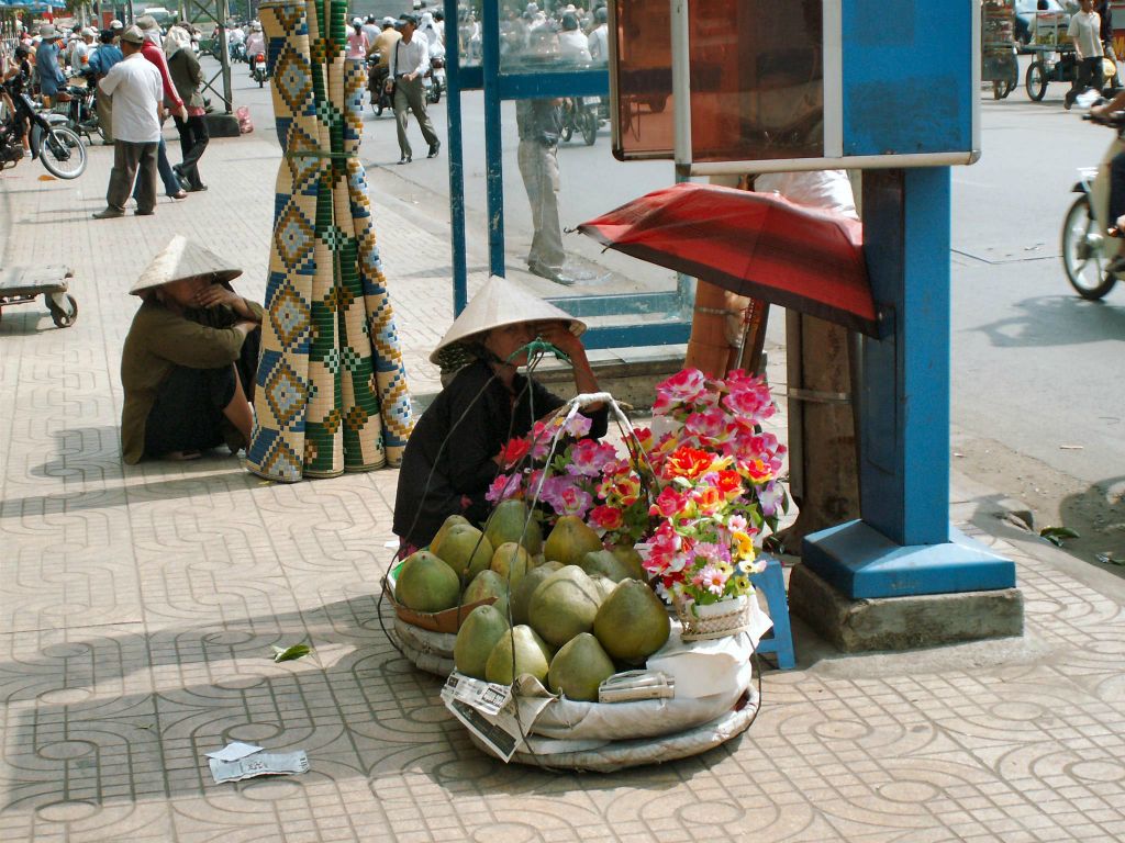 SAIGON - een kokosnoten verkoopster bij de Ben Tay markt