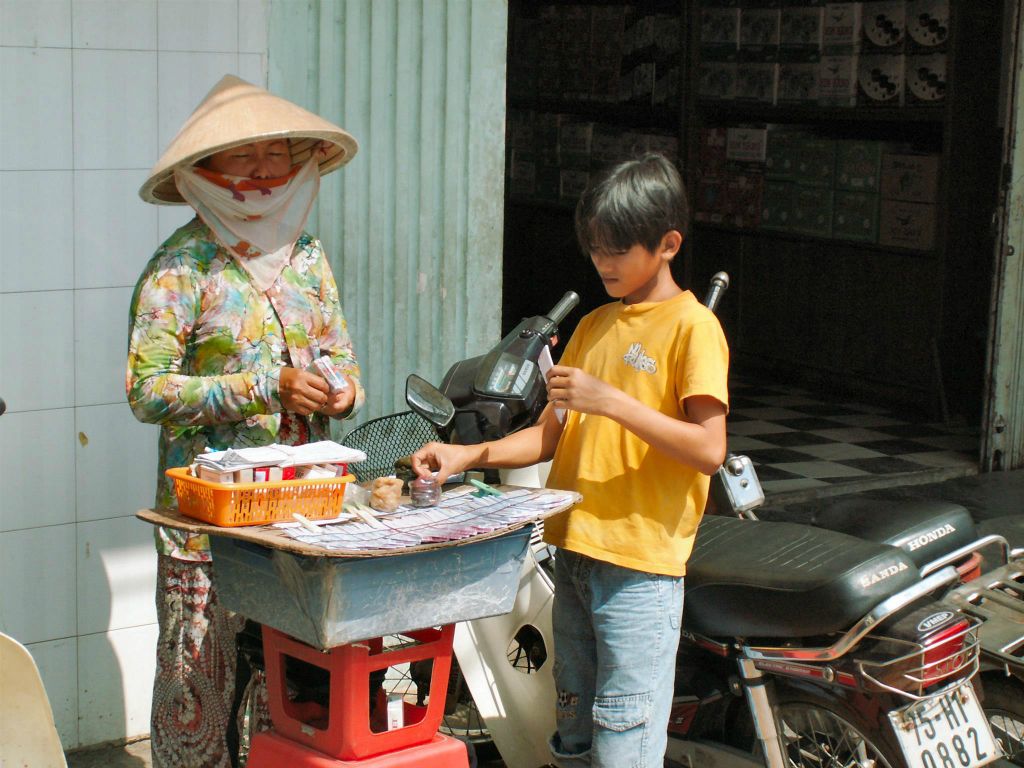 SAIGON - een lotjes verkoopster bij de Ben Tay markt