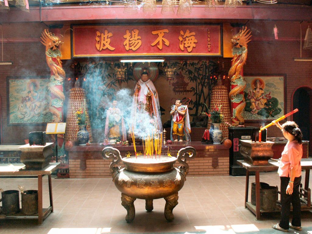 SAIGON - binnen bij een Chinese tempel