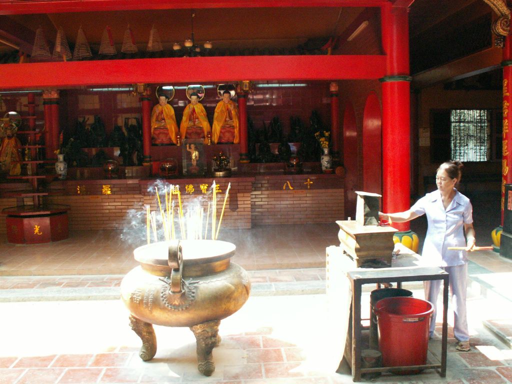SAIGON - binnen bij een Chinese tempel
