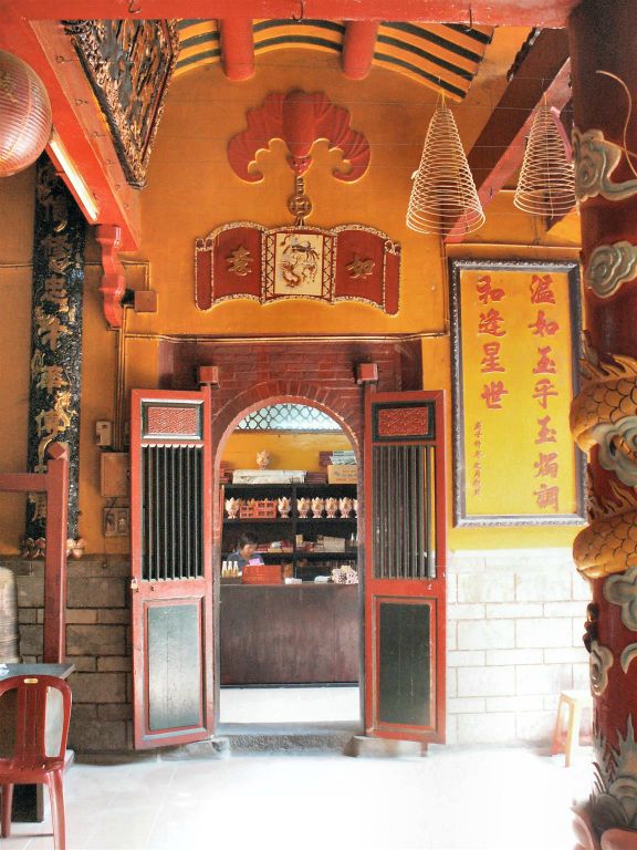 SAIGON - binnen bij een Chinese tempel