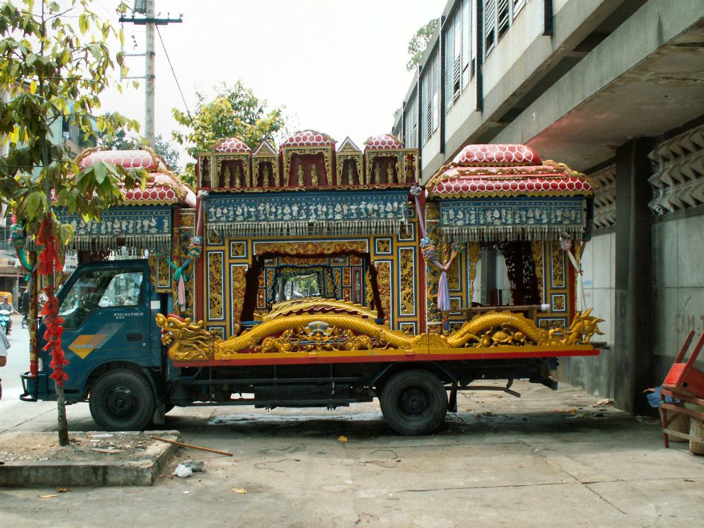 SAIGON - een lijkwagen bij funeral house