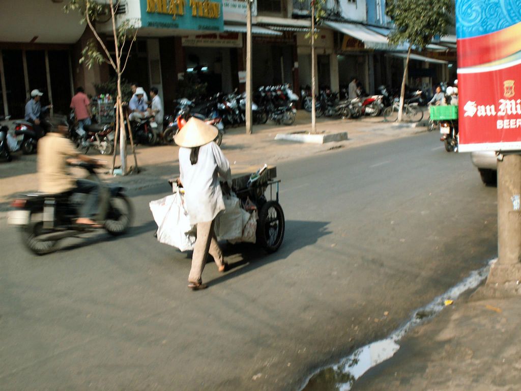 SAIGON - een vrouw op straat