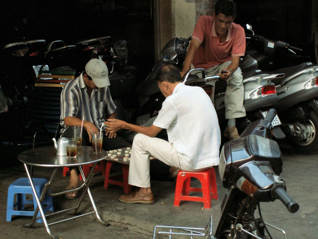 SAIGON - twee mannen spelen een spel