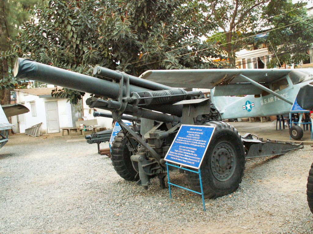 SAIGON - een kanon bij het War museum