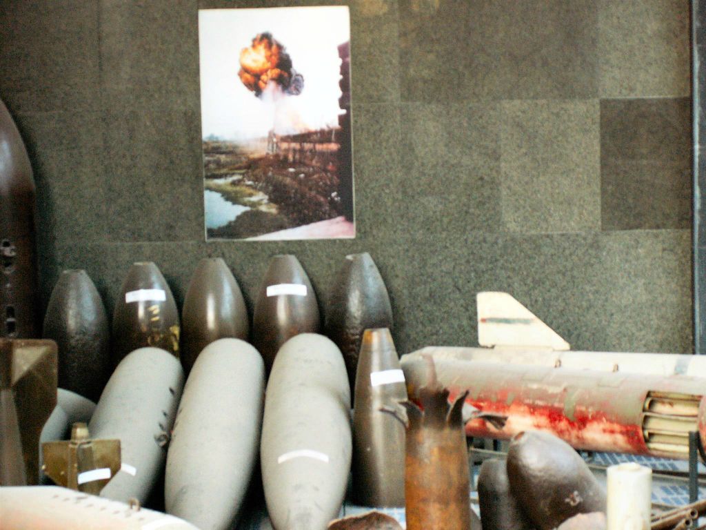 SAIGON - enkele bommen bij het War museum