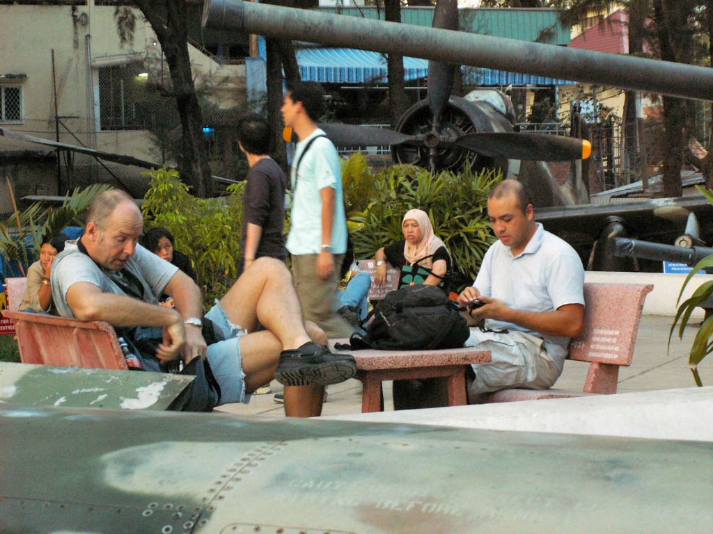 SAIGON - Rene en Leon bij het War museum