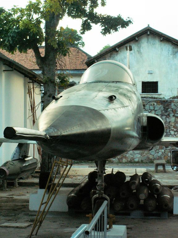 SAIGON - een straaljager bij het War museum