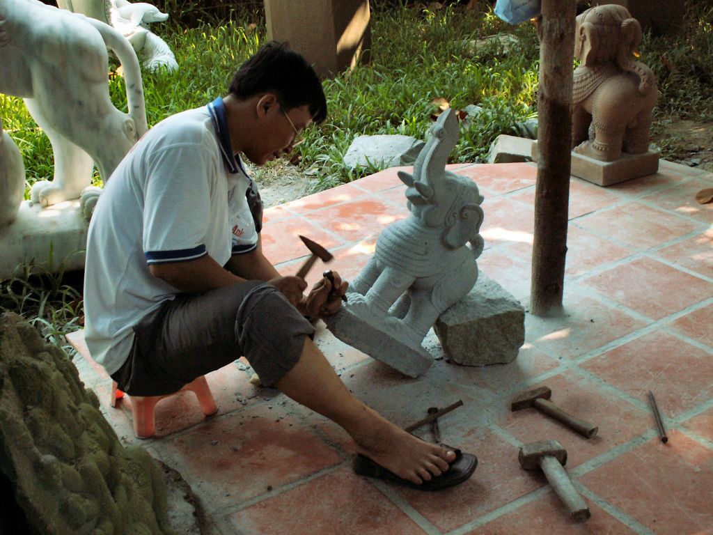 SAIGON - een man die stenen beelden maakt
