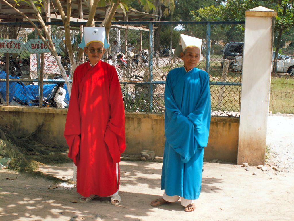TAY NINH - twee heilige bij de Cao Dai tempel