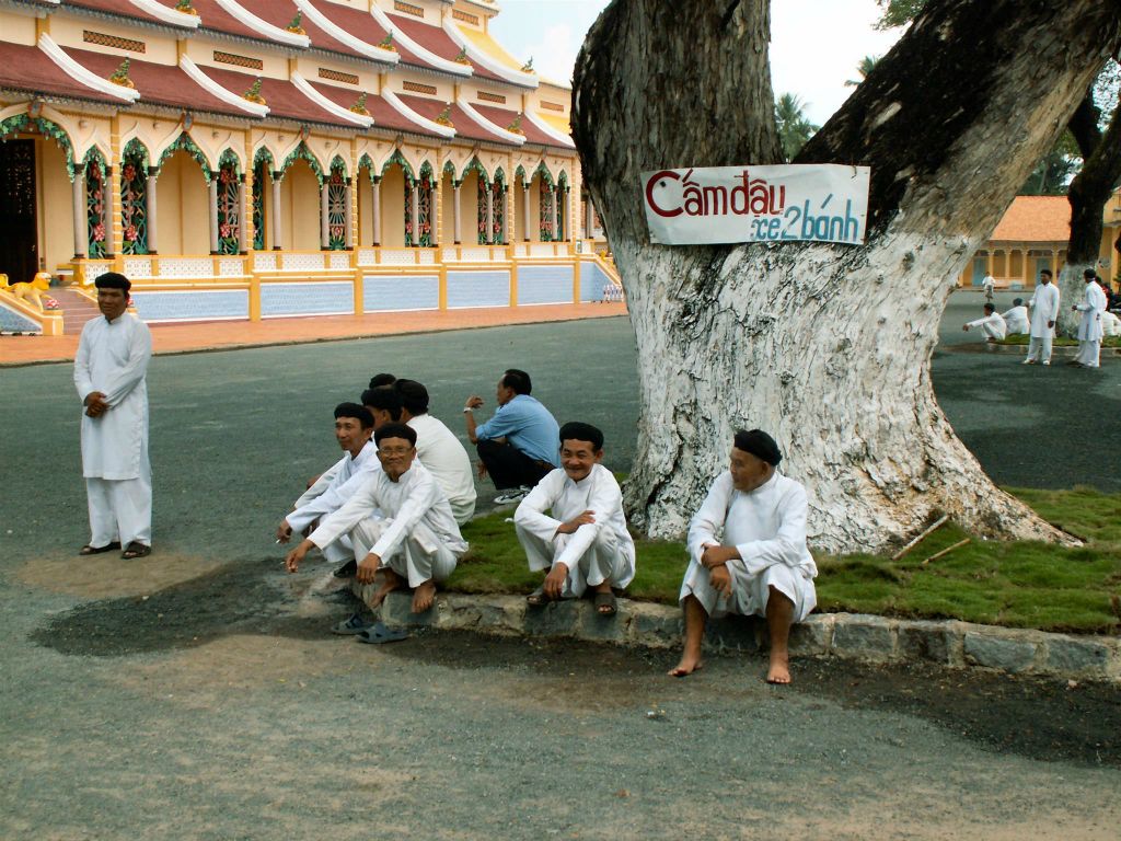 TAY NINH - enkele mensen bij de Cao Dai tempel