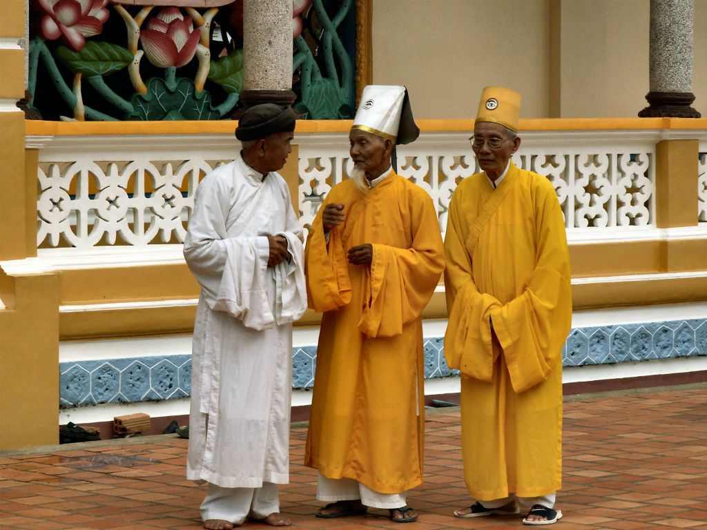 TAY NINH - enkele heiligen bij de Cao Dai tempel