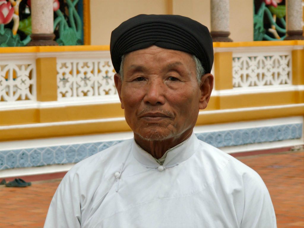 TAY NINH - een man bij de Cao Dai tempel