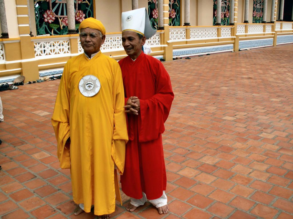 TAY NINH - twee heiligen bij de Cao Dai tempel