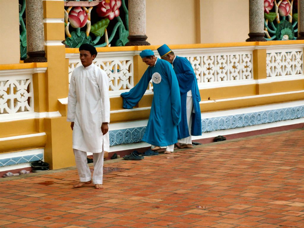 TAY NINH - enkele gelovigen bij de Cao Dai tempel