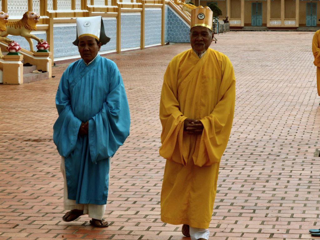TAY NINH - enkele heiligen bij de Cao Dai tempel