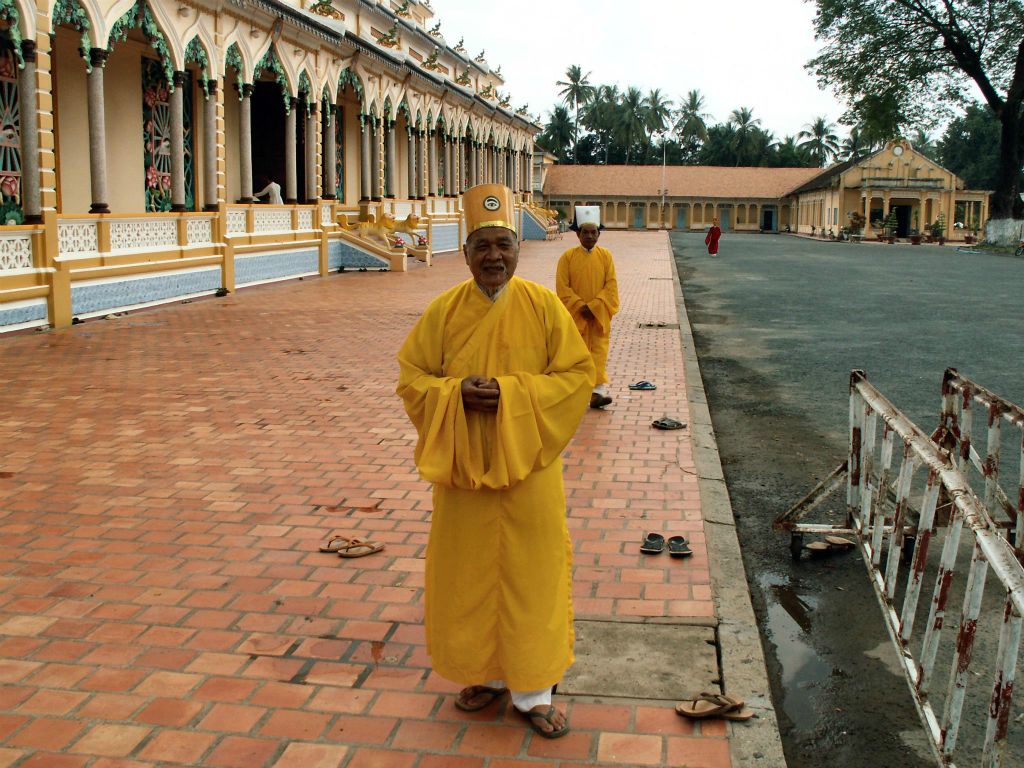 TAY NINH - enkele heiligen bij de Cao Dai tempel