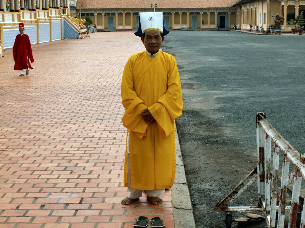 TAY NINH - een heiligen bij de Cao Dai tempel