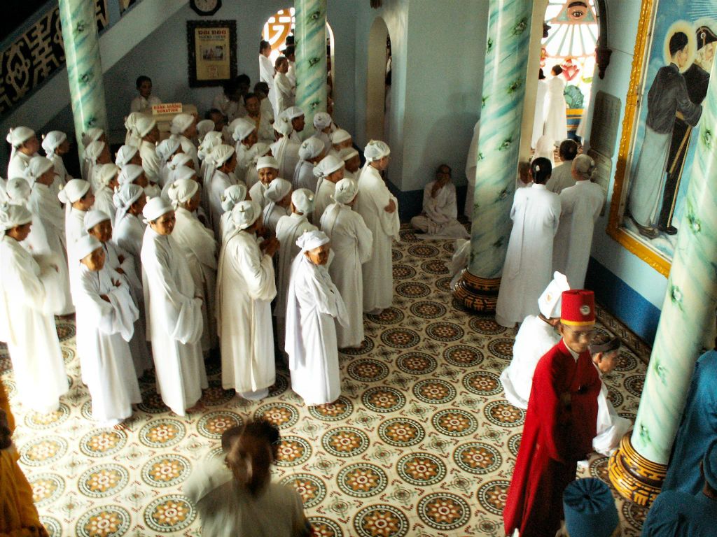 TAY NINH - enkele gelovigen bij de Cao Dai tempel