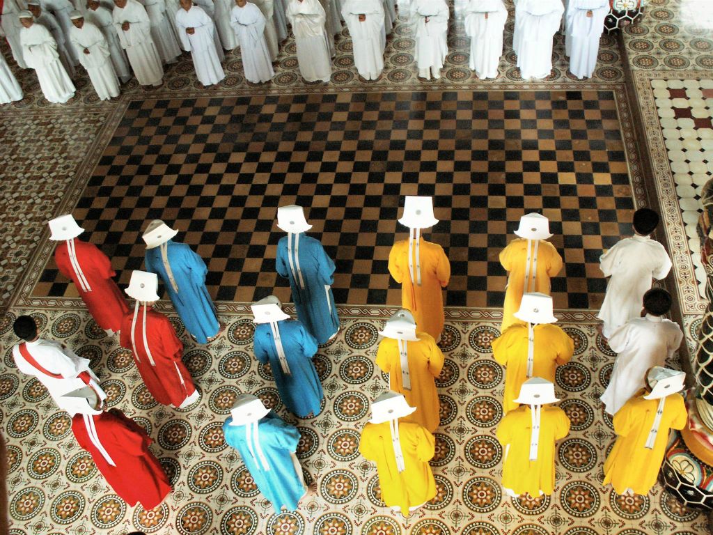 TAY NINH - enkele heiligen en gelovigen in de Cao Dai tempel